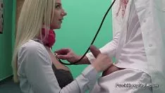 Odtwórz Busty blond she-bops doktor ups duży sashay