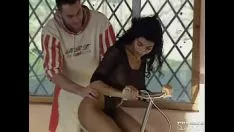 播放 丢在uitsa和julia运输后面，健身房里的醉酒狂欢