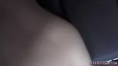 تشغيل المراهق ذو الرأس الأحمر يمتص اللثة الكبيرة التي تم تحريرها ليوم ولادتي