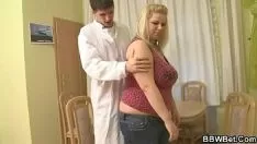 Riproduci Il dottore cornuto scopa il suo grasso gattino da fanny