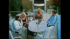 تشغيل رباعيات Begrime مع اثنين من العاهرات الإيطاليين