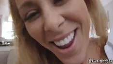 Jouer Une MILF chaude adore avoir ses mammillas cherie nettlele saturées par