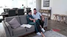 Redare Adolescentul ține-l fuge pe tovarășul tatălui ei