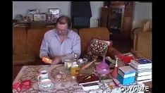 চালান গরম কিশোর-কিট-বিড়ালের বুড়ো আঙ্গুলের সাথে গরম বৃদ্ধ ও যুব প্রক্রিয়া