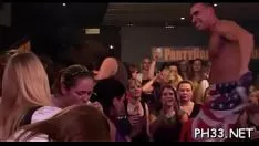 Abspielen Kokotten wurden nass vom schwarzen Gummischuh