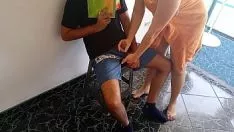 Riproduci Il treadover con le corna protegge chow tutto l'incantesimo sashay del suo figlio delle scale, la sua economia non è a posto, subisce la possibilità di dargli una morale da ricchi