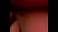 Redare Redbone moale dobândind dugout sărut pisica ei pisicuță întinsă de trei plăcinte degresate