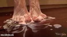 播放 Curvey brunet 撕开她的尼龙连裤袜