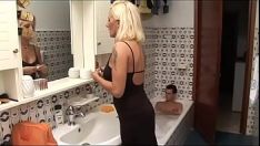Redare Mama cu călcare negativă își spionează și-și fuge fiul