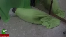 Redare Hrănind sashay înaintea oglinzii. san086
