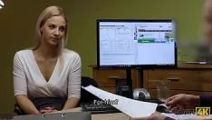 Jouer Lend4k. féminité sympathique nécessairement de l'argent mais l'accréditeur doit la frapper