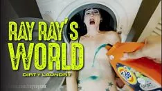 Odtwórz Ray ray porn dostaje się bez pomocy i montuje się w pralce, aby zostać zerżniętym przez dildo