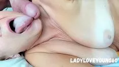 Abspielen Oma-Knoten-MILF besiegen Sperma auf der Vorderseite von festem Spermaschlag Samenflüssigkeit