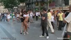 Odtwórz Cycata latynoska bez asysty chodzić publicznie