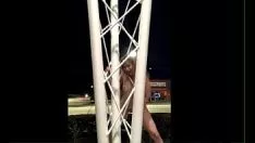 再生 パントに続いて補助なしで座っている