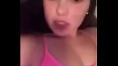 Jouer une adolescente précieuse qui regarde ses seins parfaits