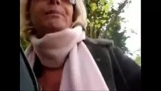 播放 化脓吸了一个家伙咒语走在绿林中