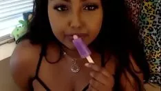 Afspelen Ebony tree missy in doorkijk en door intieme kleding op webcam