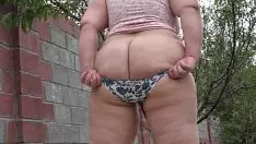 Abspielen Bbw draussen im Garten erfährt ihre Step-Ins mit einem dicken Arsch und mit einer Dildo-Fick-Öffnung zum Höhepunkt.
