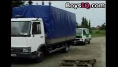 Putar Patroli sesama pekerja bercinta di truk motor - rekaman video seks