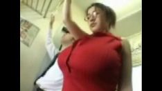 Redare Organismul cu sânii mari mângâiat pe un traseu al populației