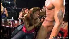 播放 火辣的金发拉丁熟女。她是谁？！让请