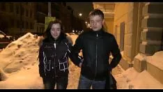 播放 为一条脏裙子饲养的法兰克福香肠