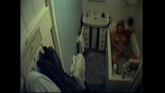 Riproduci Onanismo in bagno / spia / spia