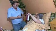 Redare Bătrâna Doică, bătrâna nod și bunicul locuiește cu o fată