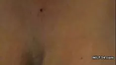 Reproduzir Milf com chifres molhados consegue uma foda matinal
