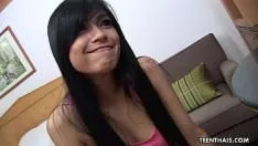 Reproduzir A adolescente siamesa gostosa e barbeada ama um grande sashay branco