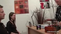 Riproduci Lo stampaggio dell'orifizio non professionale ha messo a disposizione una brunetta francese stretta