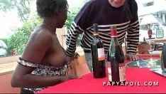 Jouer Grand-père baise un bébé noirci avec son jeune champion qui l'encule sérieusement