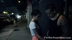 تشغيل مارس الجنس المراهق بخشونة وعصب الوجه علنًا بواسطة قوي