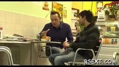 Redare Un tip sălbatic iese și cercetează zona de ieșire roșie din Amsterdam