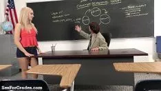 Reproducir ¡Rubia caliente chupa y se folla a su instructor!