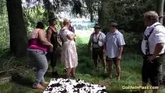 Играть Подводящий шланг в банде на природе