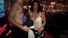 Jouer Sonia adora ser fodida em palco / salope aux gros seins s'envoie en l'air pour baiser en public