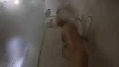 تشغيل ليزا جماعية shotuse smotley في الحمام إلى أسفل