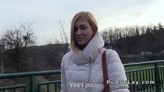 Jouer Un érudit tchécoslovaque paie une blonde pour du sexe avec la population