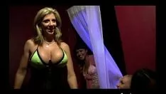 Redare Sara jay bloom tucci și trotz roșie în afara scenei