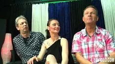 播放 纹身高德国婴儿他妈的两个刑警