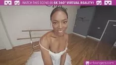 Riproduci Vrfirecrackers.com - hot ebony tree danseuse ottiene il suo gattino flessibile e scopato severamente