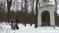 চালান একটি গরম স্বর্ণকেশী স্কার্ট সঙ্গে বহি overwinter মজা