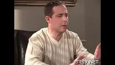 تشغيل مثير شخص غير محترف يحصل لها الرطب الفرج مارس الجنس بشدة