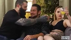 Redare Nina rox îl suge pe dante colle în timp ce este futută de markus kage muscular sub duș - bărbați