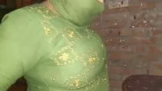 Redare Soția indiană sexy îi dă mâna soțului ei