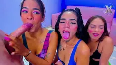 再生 3人の角質のふしだらな女がクラスメートとファック