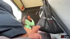 تشغيل فتاة غريبة استمنت وامتصت قضيبي في حافلة عامة مليئة بالناس
