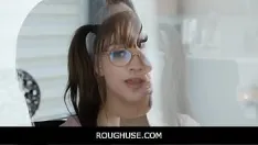 تشغيل خشن - ثلاثة مراهقين مدمنين على الجنس ينتظرون قدوم منوم مغناطيسي لمساعدتهم... ولكن بدلاً من ذلك يخططون لمضاجعته - عسل هايز، داني بلو، آشلي ألي
